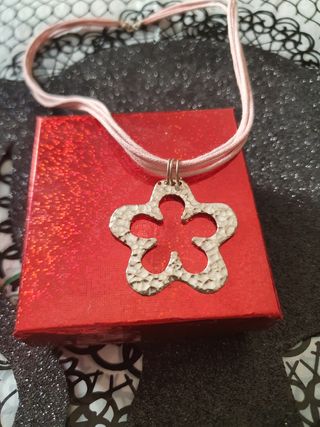 Colgante y pendientes de flor en plata