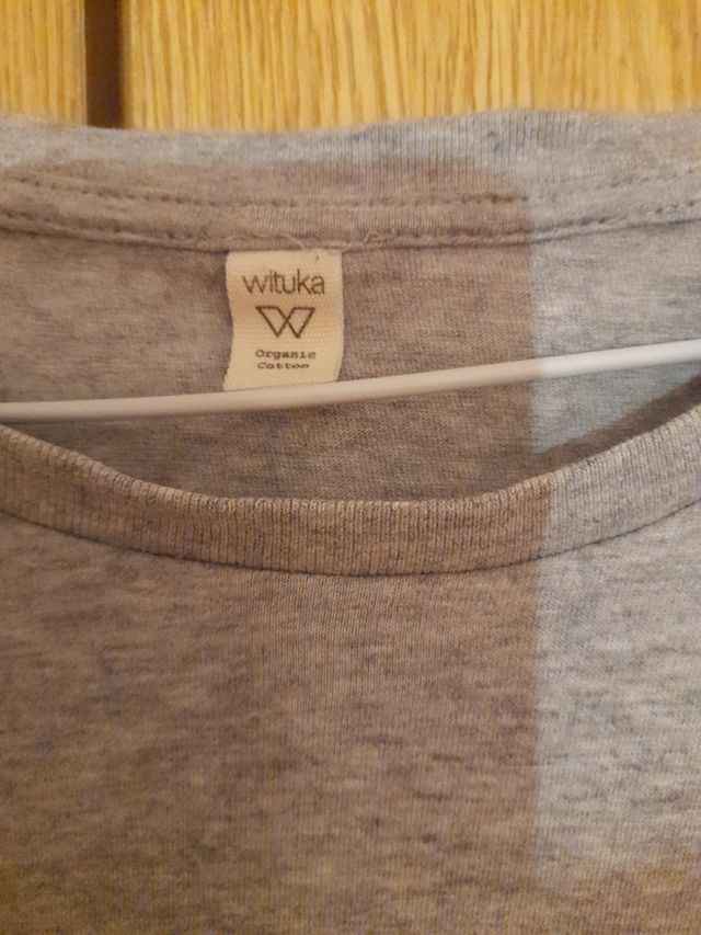 Camiseta gris con dibujo / cinta video