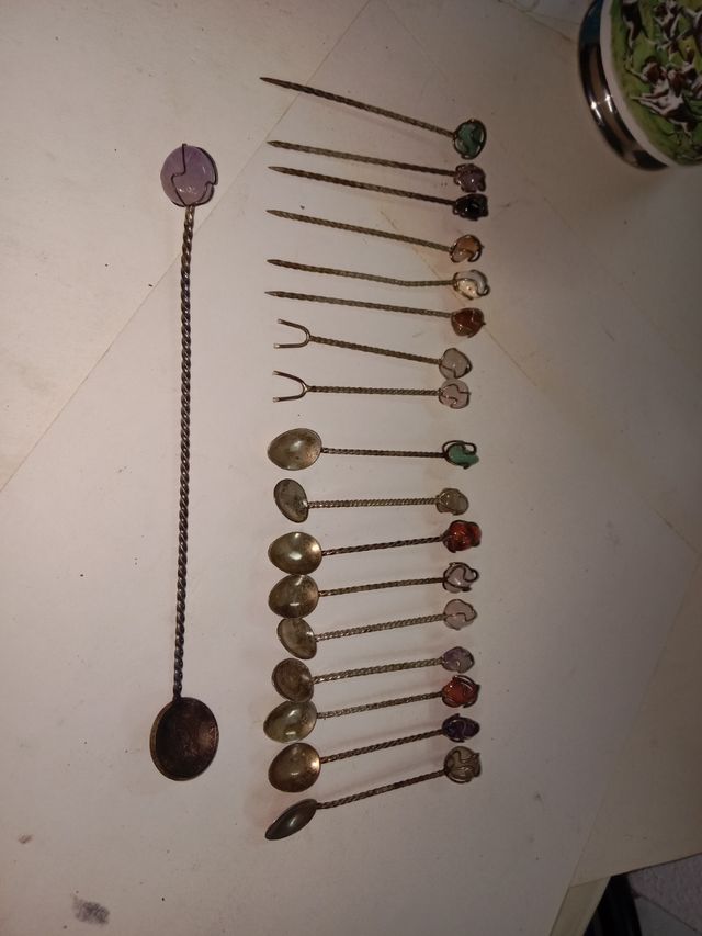 Conjunto vasos y plato modernistas