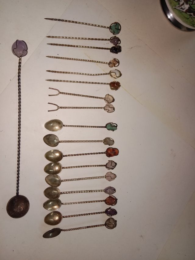 Conjunto vasos y plato modernistas