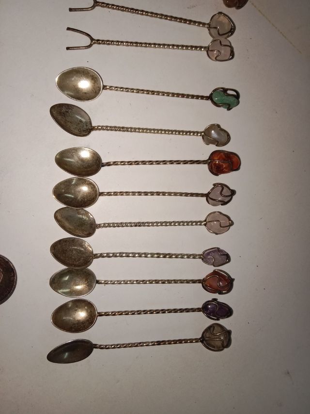 Conjunto vasos y plato modernistas