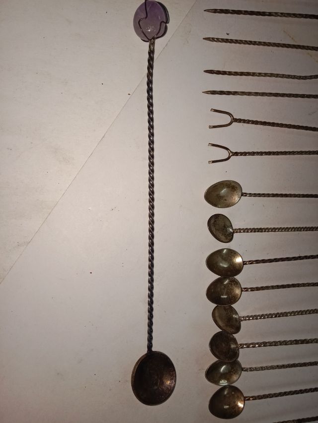 Conjunto vasos y plato modernistas