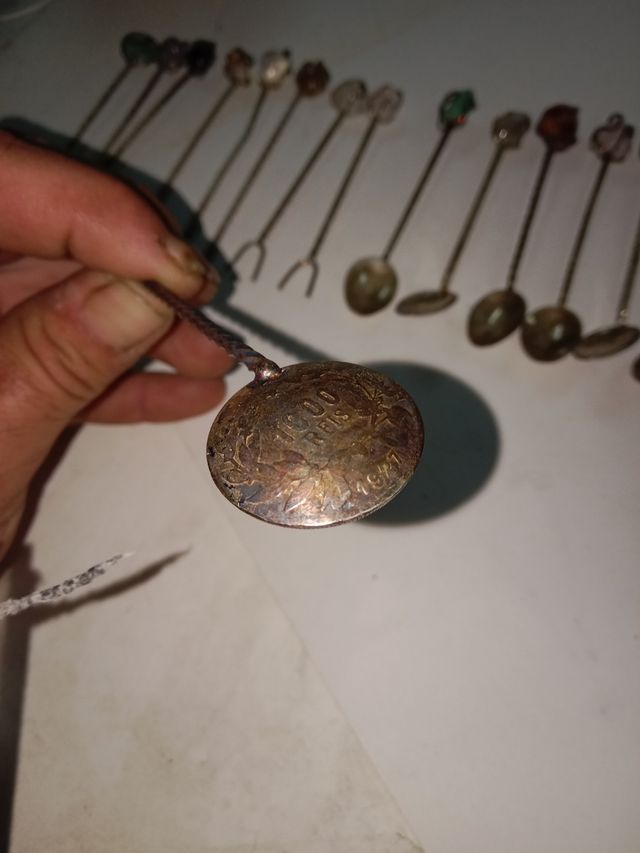 Conjunto vasos y plato modernistas