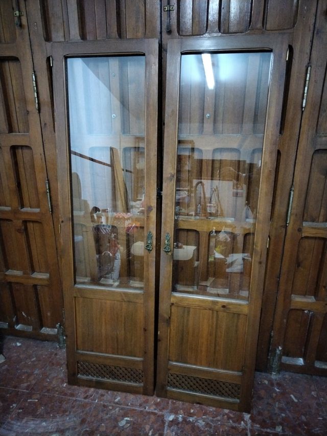 Puertas con cristal y celosía