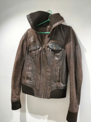 Cazadora de cuero de mujer 