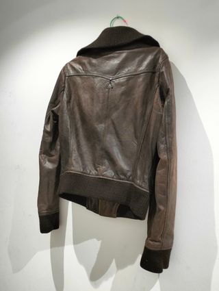 Cazadora de cuero de mujer 