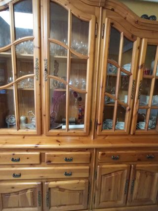 Mueble madera maciza y cristal o elegante libreria