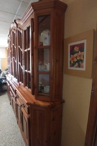 Mueble madera maciza y cristal o elegante libreria