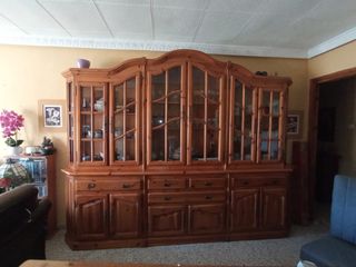 Mueble madera maciza y cristal o elegante libreria