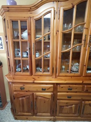 Mueble madera maciza y cristal o elegante libreria