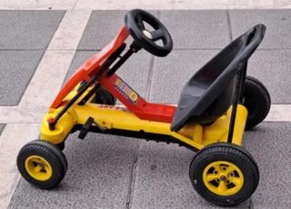 Coche de pedales.