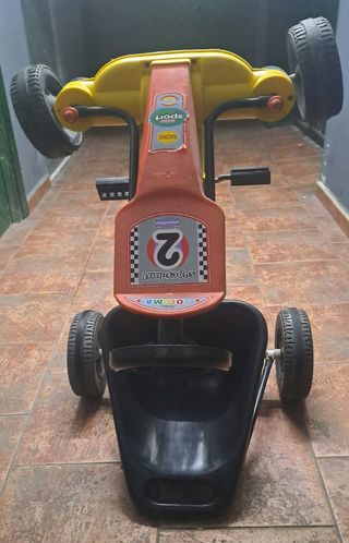 Coche de pedales.