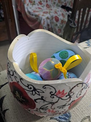 Uova in terracotta dipinta a mano