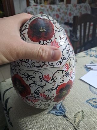 Uova in terracotta dipinta a mano