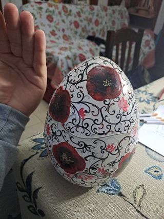 Uova in terracotta dipinta a mano