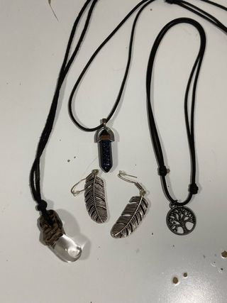 Conjunto de colgantes y pendientes