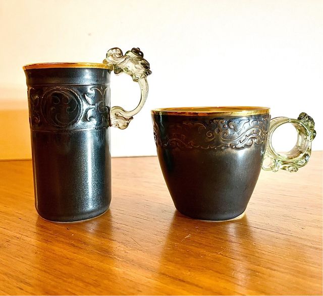 Coppia di tazze. Ceramica in cristallo con bordo dorato