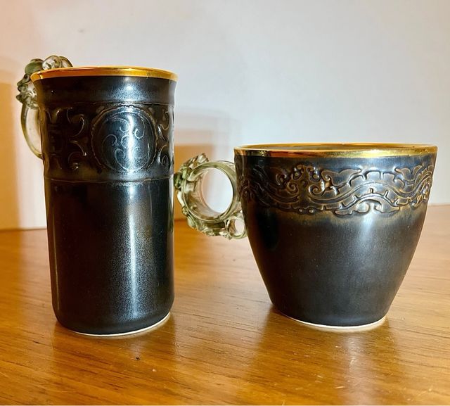 Coppia di tazze. Ceramica in cristallo con bordo dorato