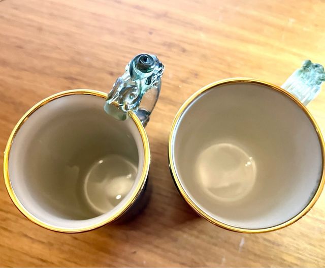 Coppia di tazze. Ceramica in cristallo con bordo dorato