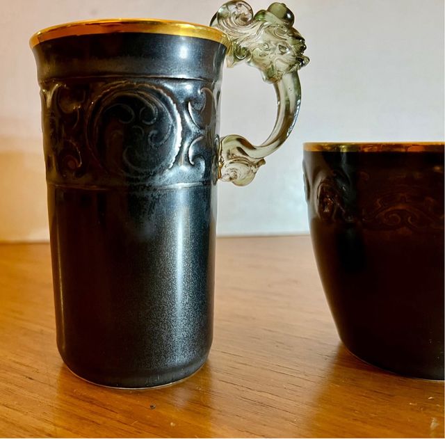 Coppia di tazze. Ceramica in cristallo con bordo dorato