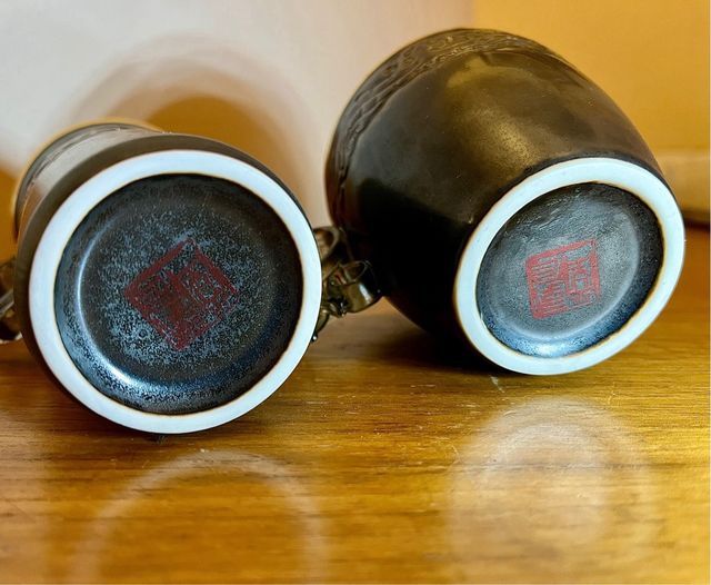 Coppia di tazze. Ceramica in cristallo con bordo dorato