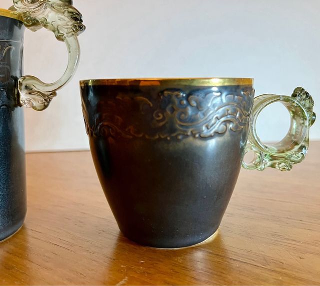 Coppia di tazze. Ceramica in cristallo con bordo dorato