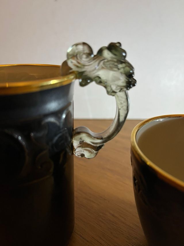 Coppia di tazze. Ceramica in cristallo con bordo dorato