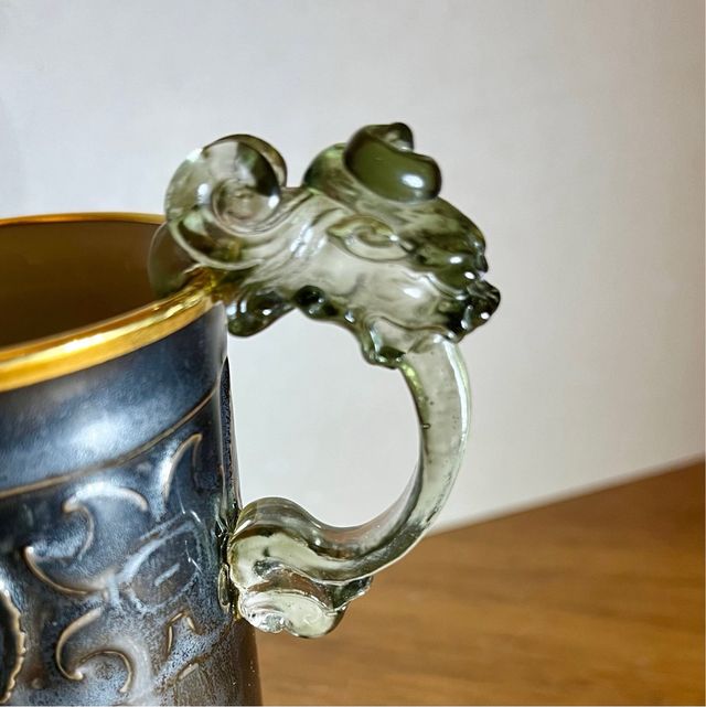 Coppia di tazze. Ceramica in cristallo con bordo dorato