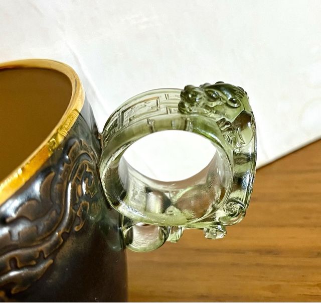 Coppia di tazze. Ceramica in cristallo con bordo dorato