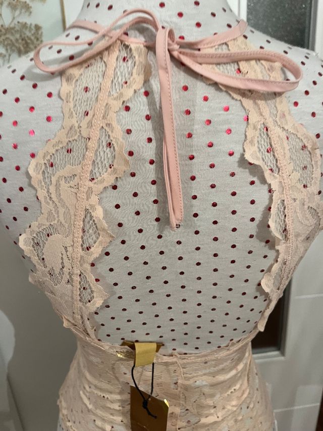 Top com decote em renda