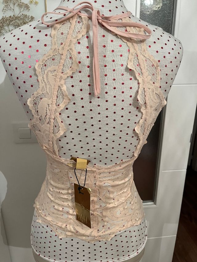 Top com decote em renda