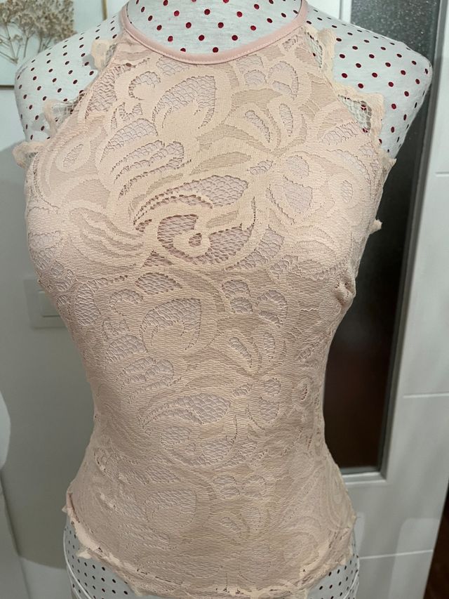 Top com decote em renda