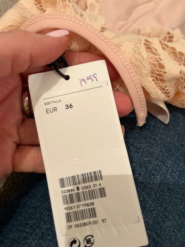 Top com decote em renda