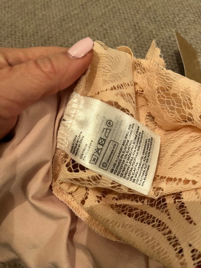 Top com decote em renda