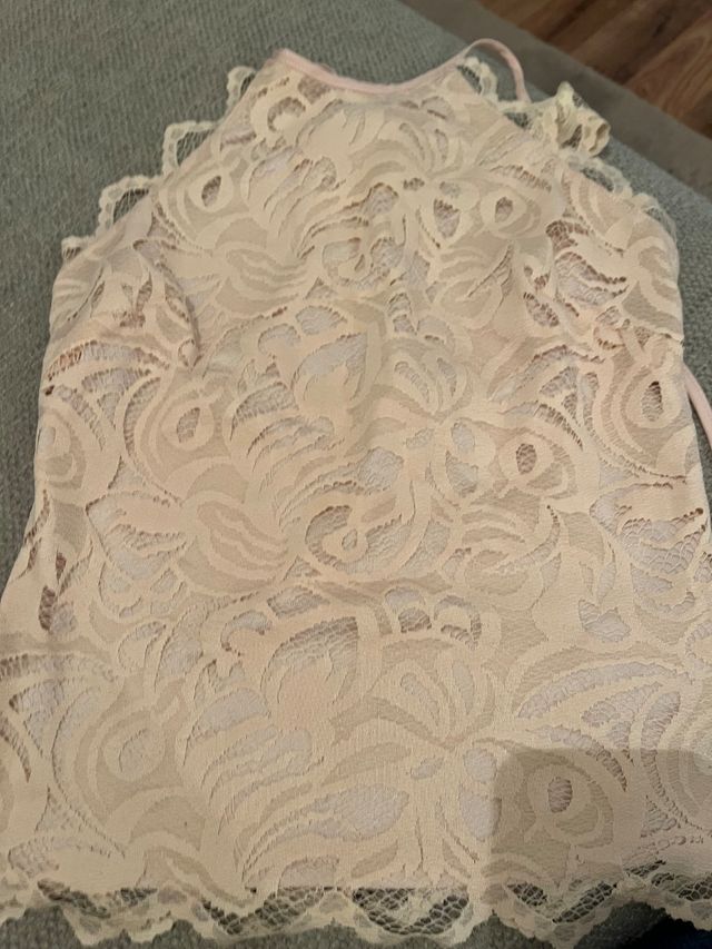 Top com decote em renda