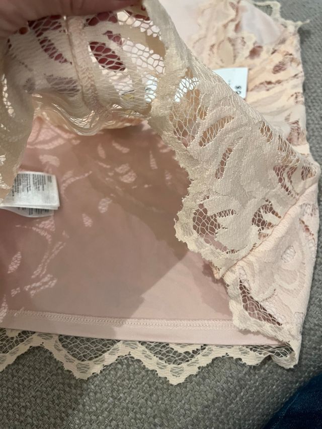 Top com decote em renda