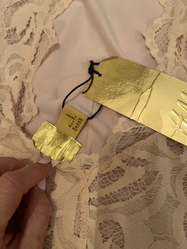 Top com decote em renda