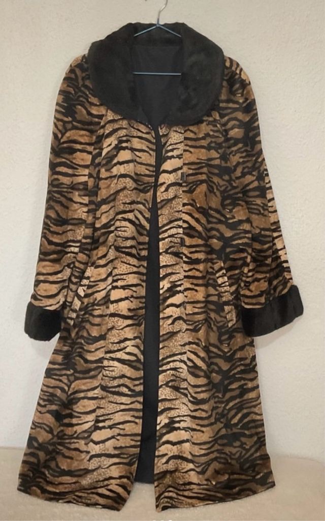 Gabardina larga reversible animal print 