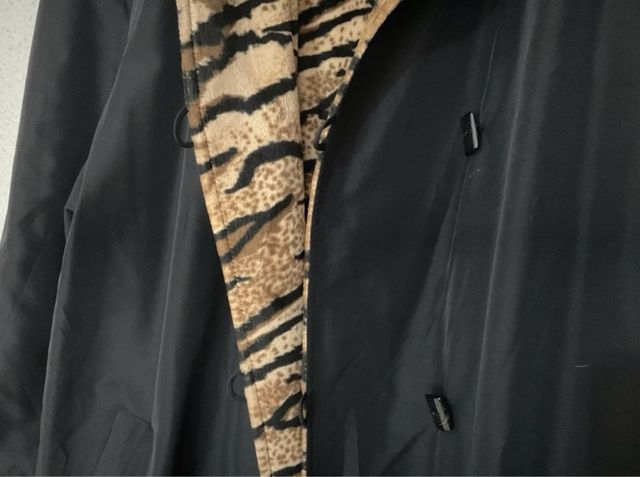 Gabardina larga reversible animal print 