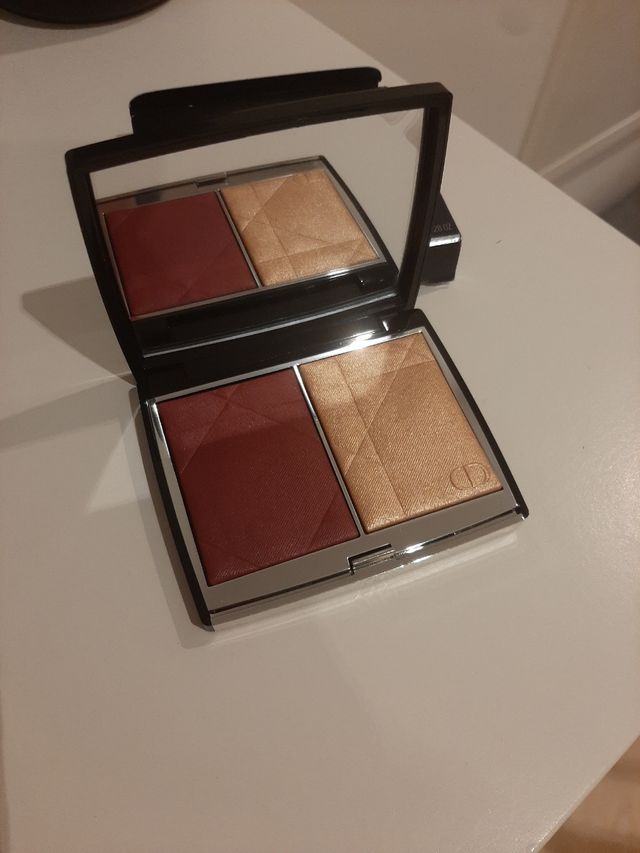 Paleta de rostro dúo de color e iluminador