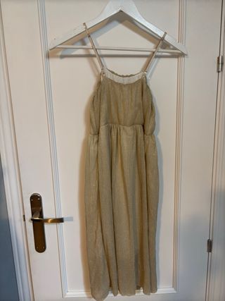 Vestido dorado fiesta de tirantes.