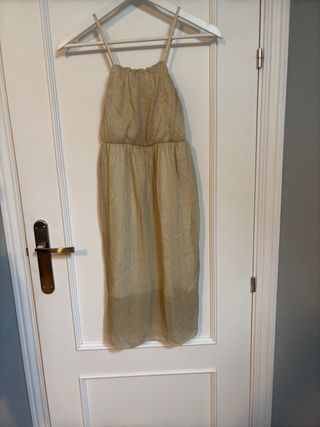 Vestido dorado fiesta de tirantes.