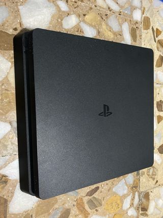 Playstation 4 slim con 2 juegos y un mando