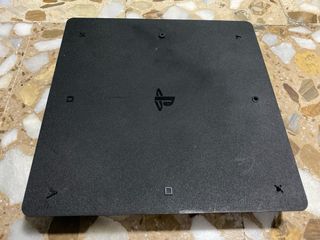 Playstation 4 slim con 2 juegos y un mando