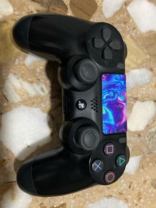 Playstation 4 slim con 2 juegos y un mando