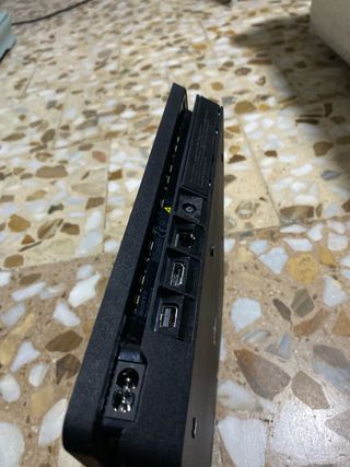 Playstation 4 slim con 2 juegos y un mando