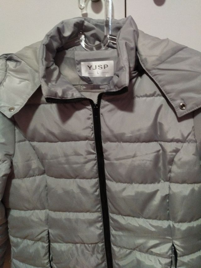 Abrigo nuevo acolchado , con capucha desmontable,