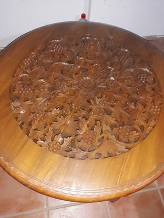 Mesa de madera redonda de centro y 3 taburetes
