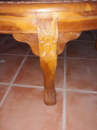 Mesa de madera redonda de centro y 3 taburetes