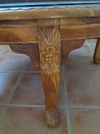 Mesa de madera redonda de centro y 3 taburetes